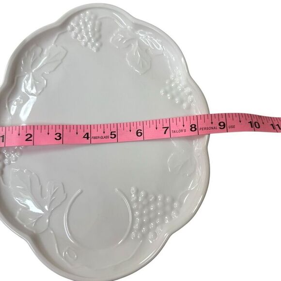 Indiana Colony Milk Glass Harvest Grapes Design Set of 4 Teacups and 2 Plates - Picture 10 of 12